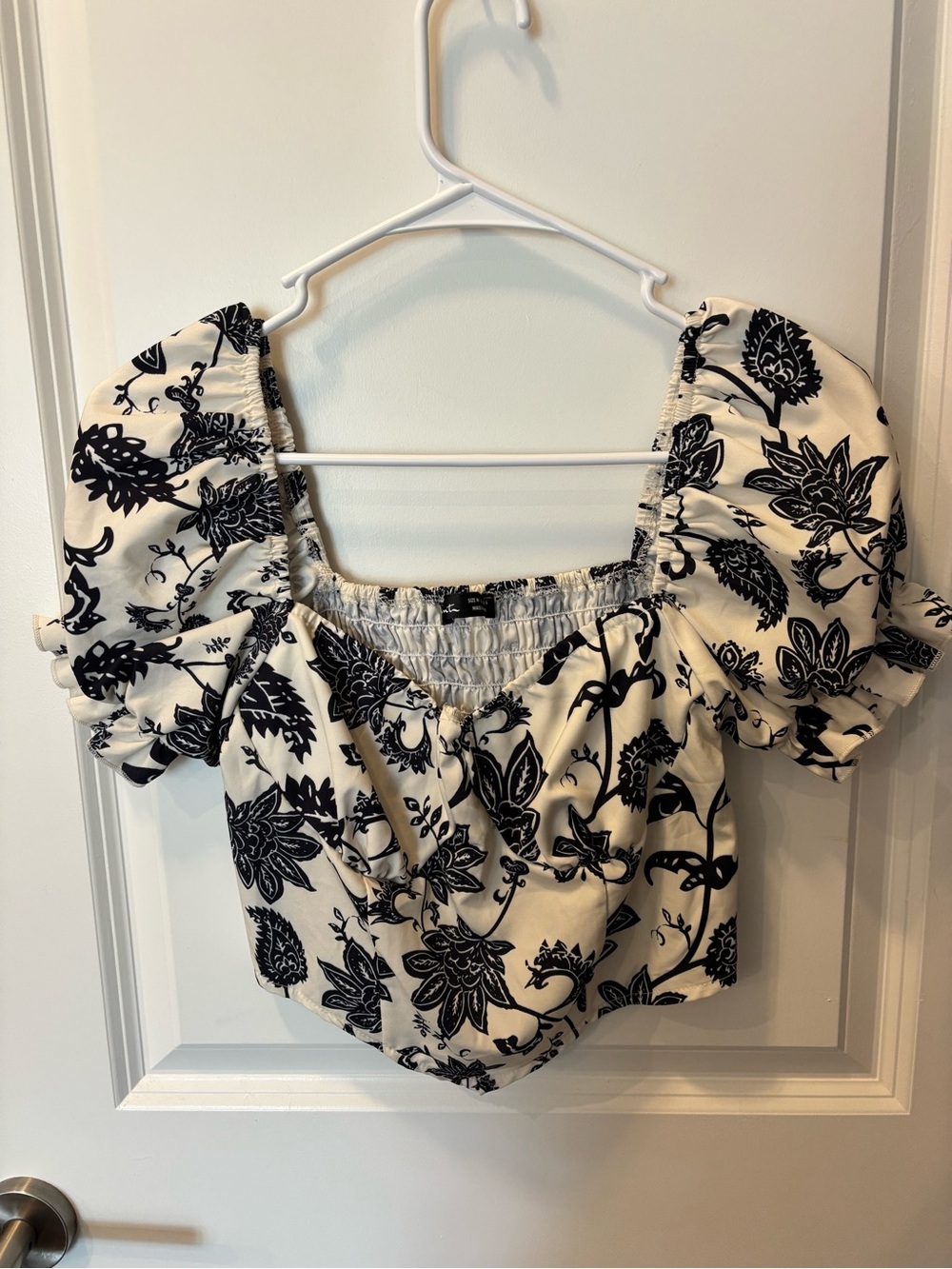 !it jeans Black & White Floral Puff-Sleeve Crop Top